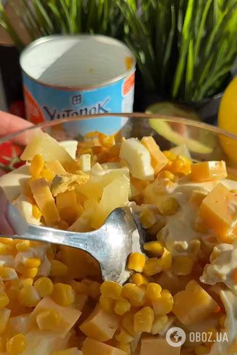 Культовий салат з куркою та ананасами для святкового столу: ділимось простим рецептом страви