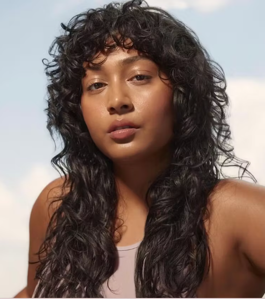 Смелые слои и текстурированные кончики: 5 трендовых причесок на осень 2025 года