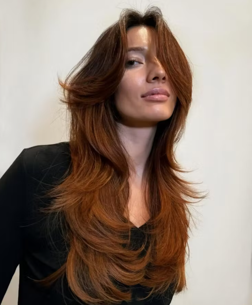 Смелые слои и текстурированные кончики: 5 трендовых причесок на осень 2025 года