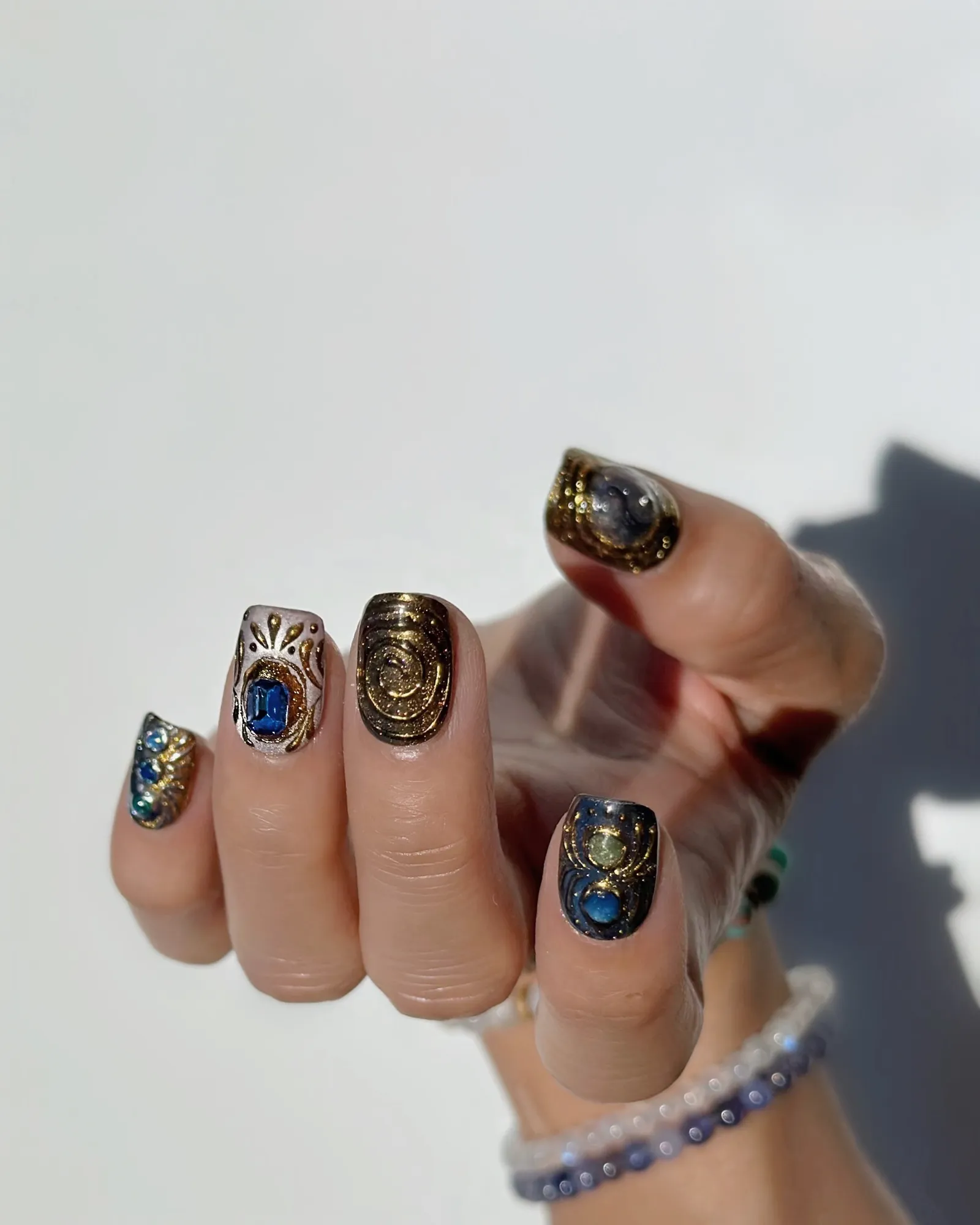 Від стриманої елегантності до крапель хрому: головні тренди манікюру на осінь 2025