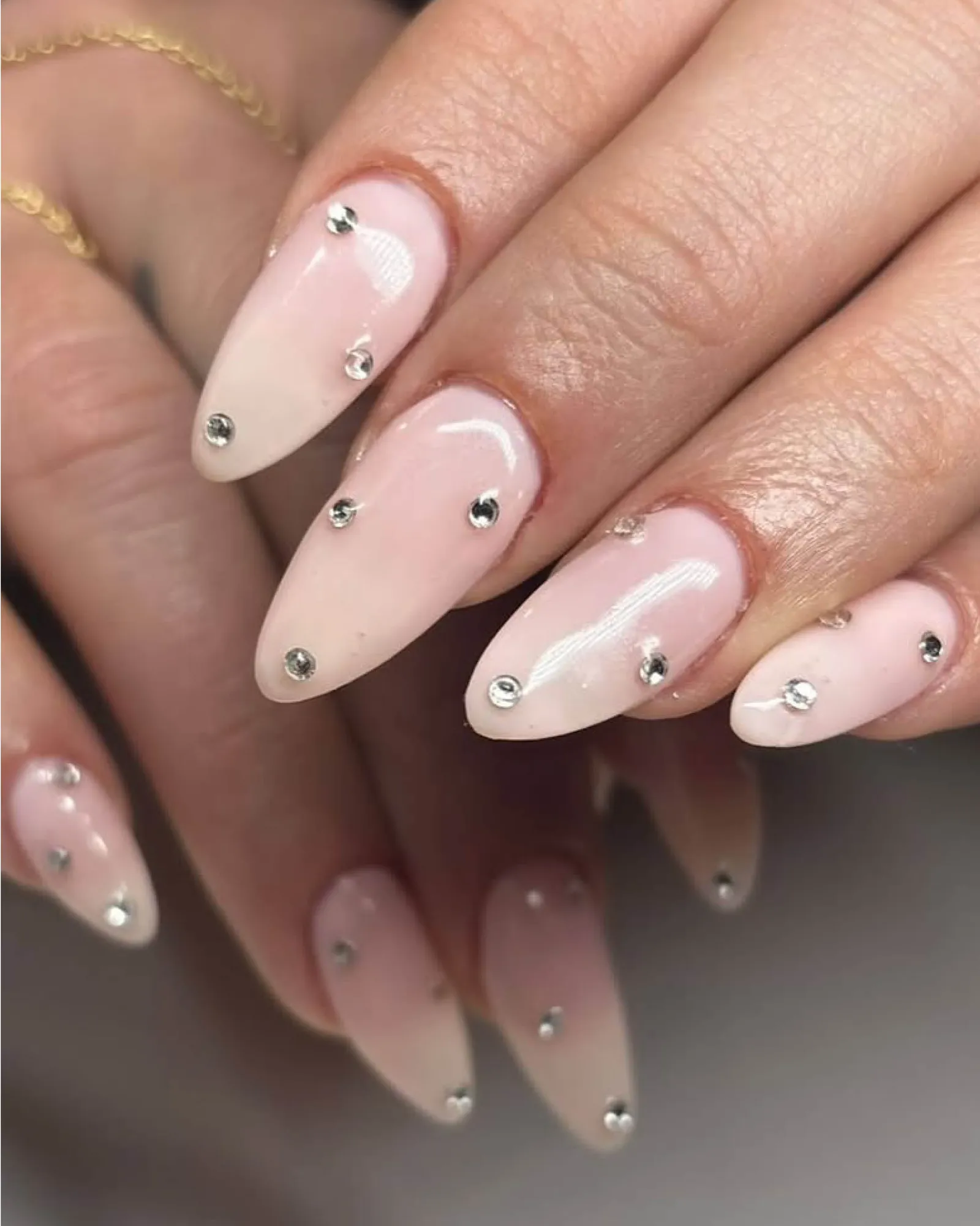 Від стриманої елегантності до крапель хрому: головні тренди манікюру на осінь 2025