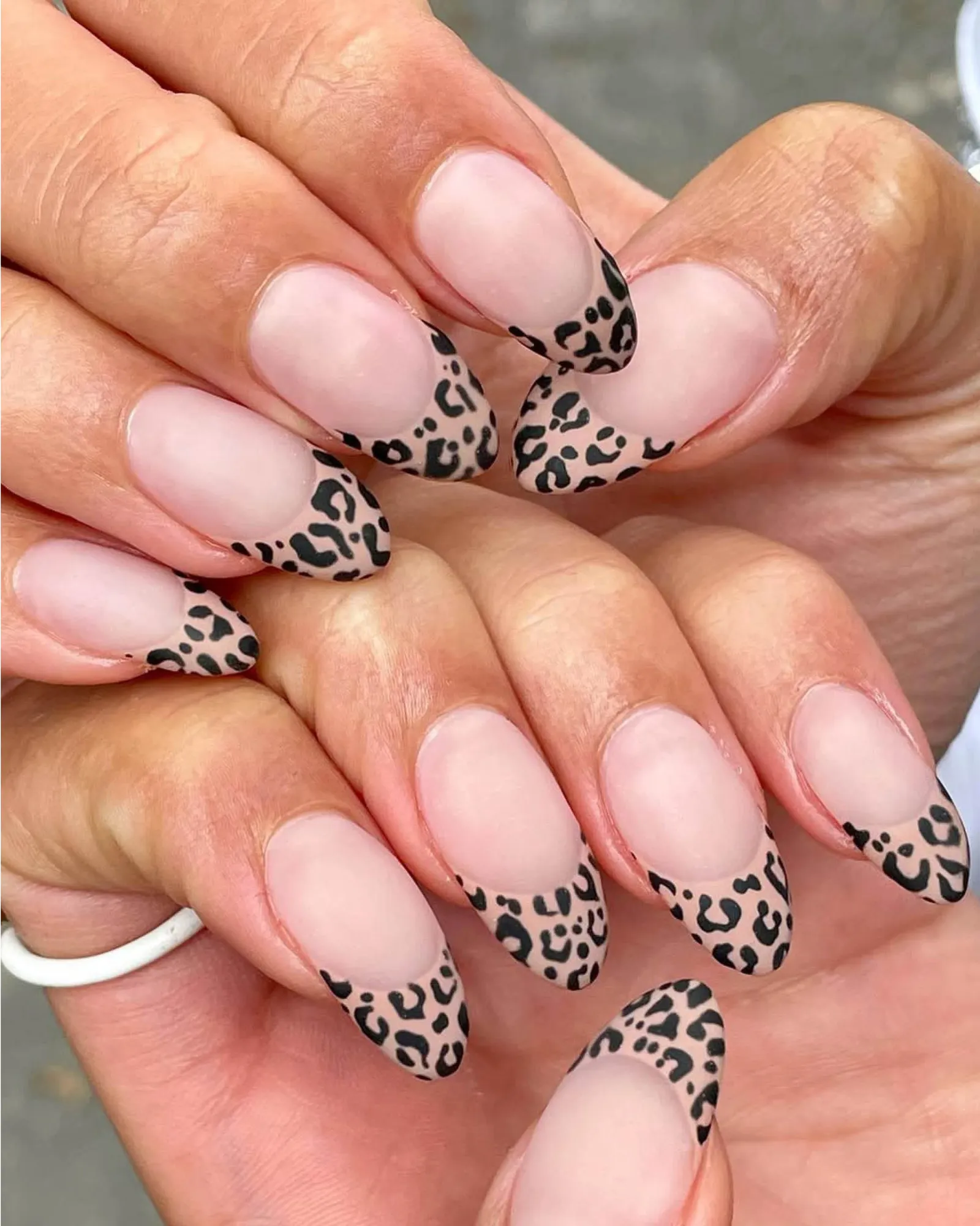 Від стриманої елегантності до крапель хрому: головні тренди манікюру на осінь 2025