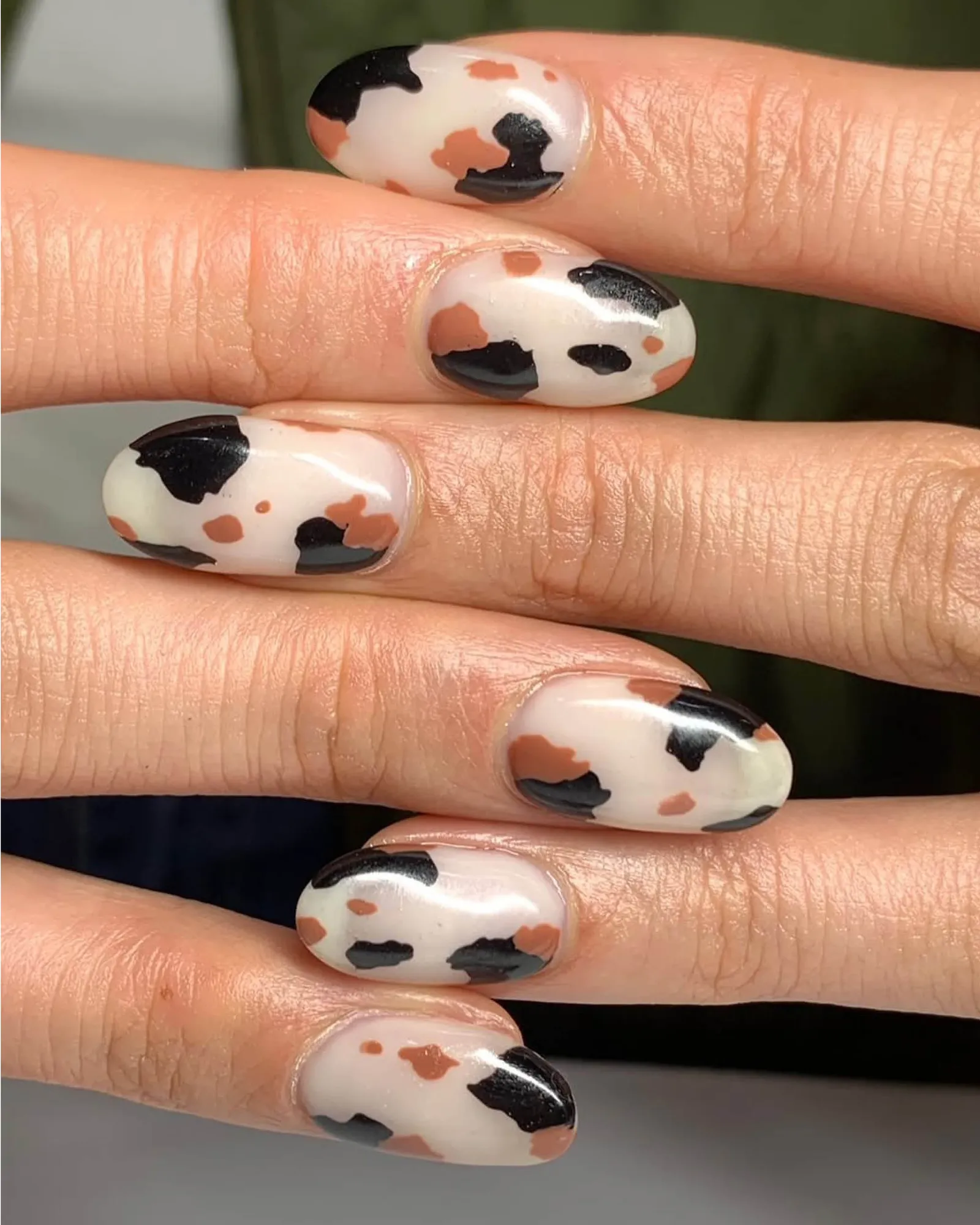 Від стриманої елегантності до крапель хрому: головні тренди манікюру на осінь 2025