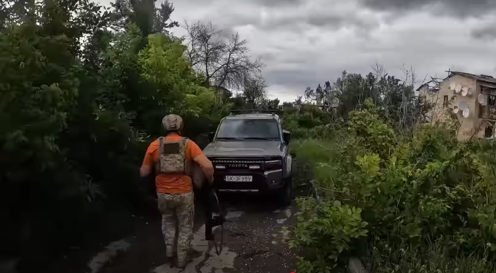 "Побачив над собою дрони й почув російську мову": історія порятунку цивільного поляка воїнами ЗСУ під Вовчанськом. Відео