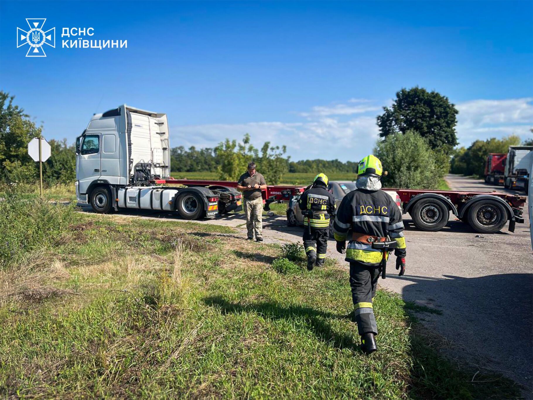 На Київщині внаслідок зіткнення частина легковика опинилась під вантажівкою: є постраждалі. Фото