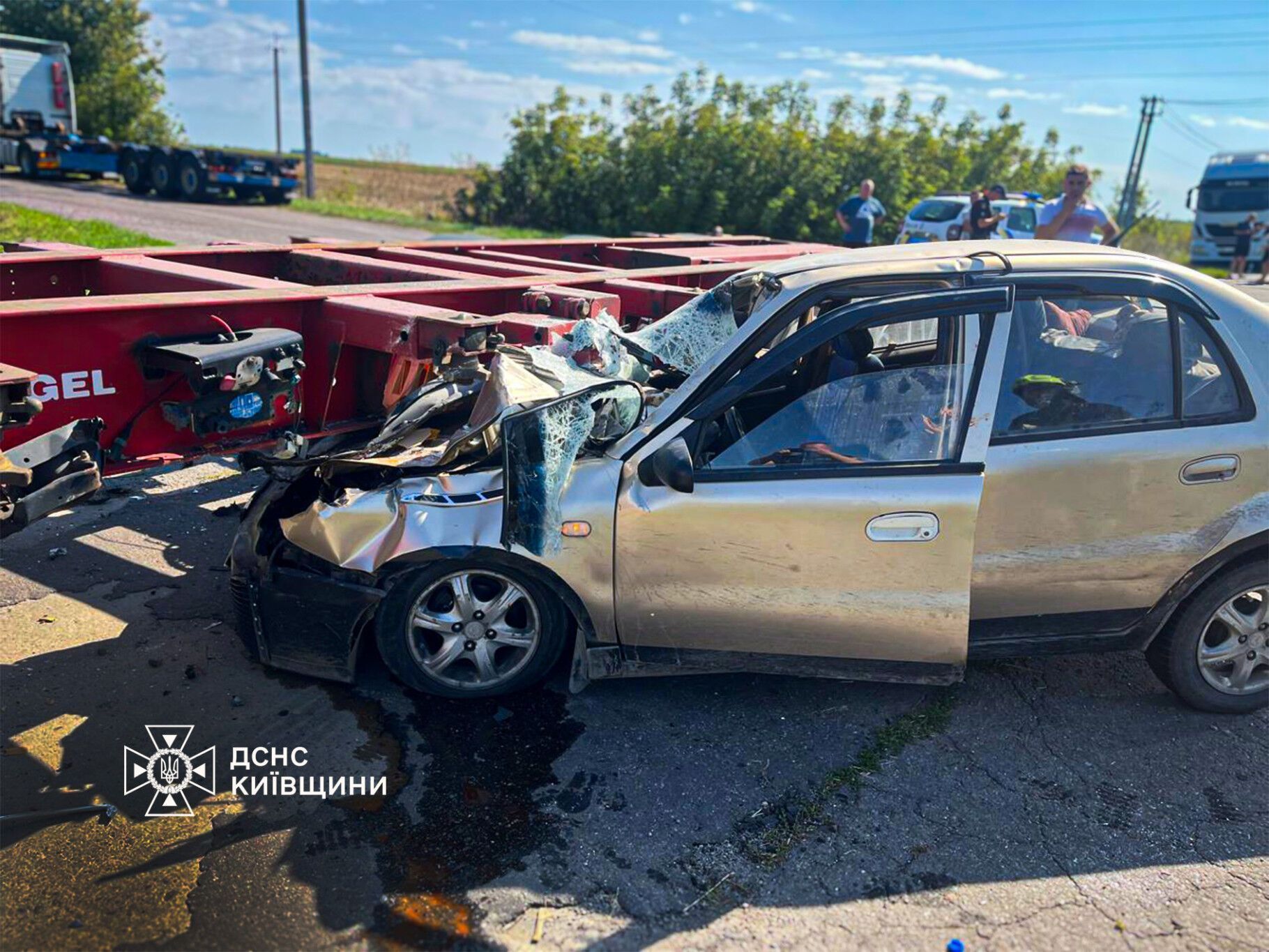 На Київщині внаслідок зіткнення частина легковика опинилась під вантажівкою: є постраждалі. Фото