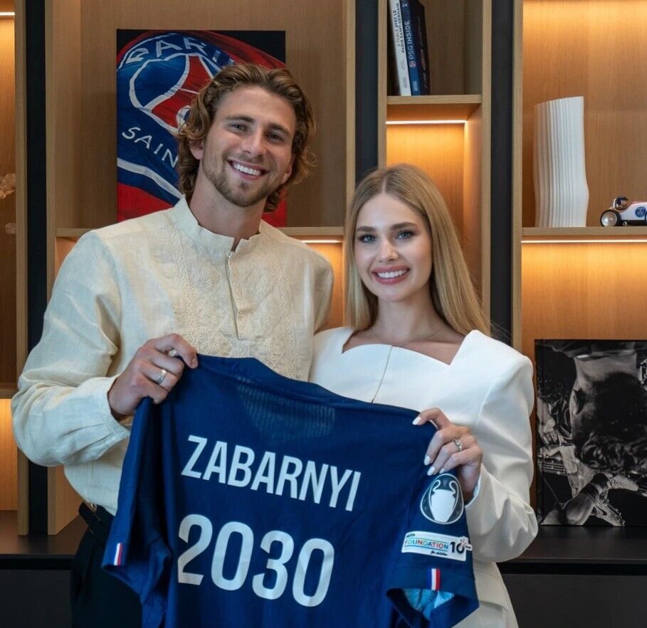 Полный стадион в Париже устроил овации футболисту сборной Украины, скандируя его имя. Видео