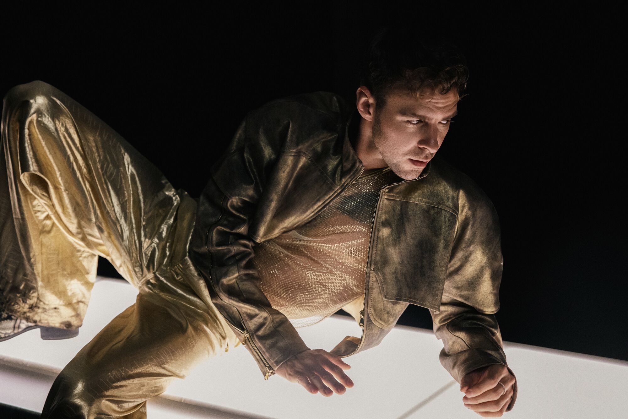 "Очень сюрреалистическое ощущение": Бадоев снял неожиданный клип для Барских на песню Mine. Видео