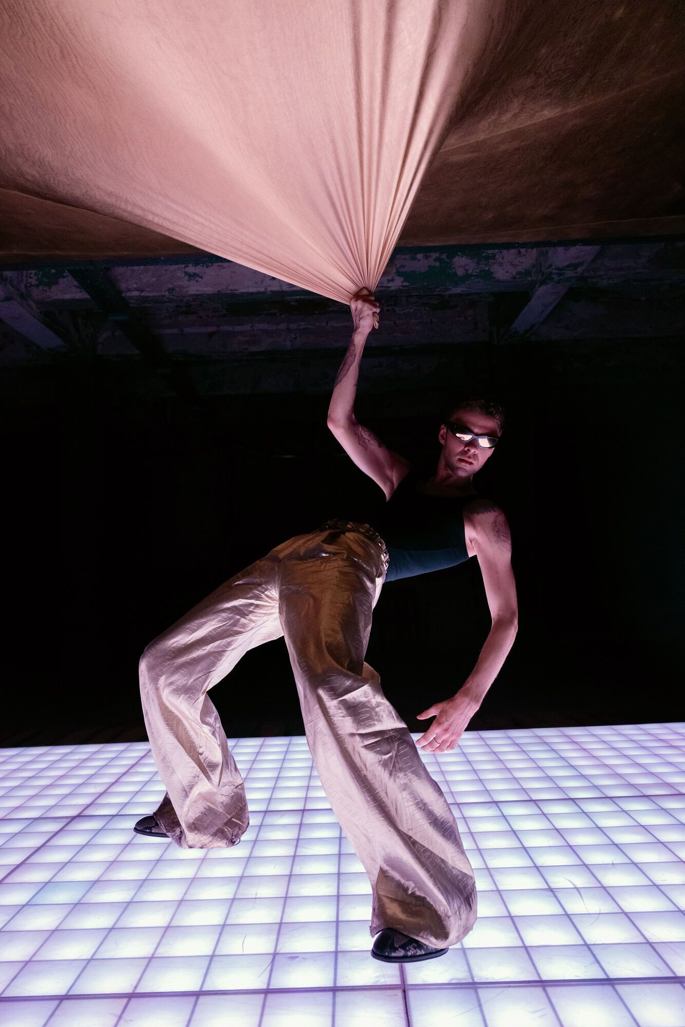 "Очень сюрреалистическое ощущение": Бадоев снял неожиданный клип для Барских на песню Mine. Видео