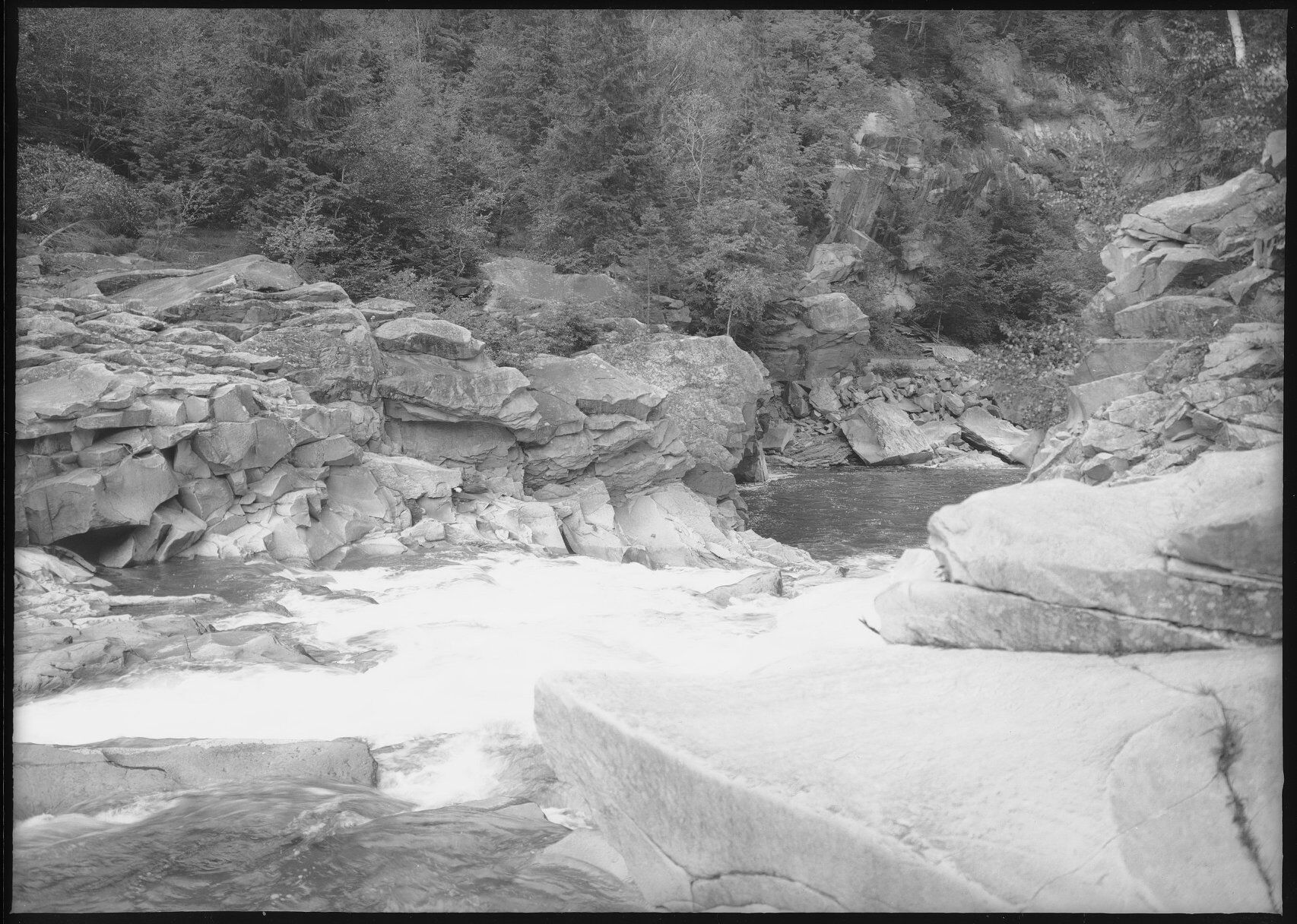 Річку Прут показали на старих чорно-білих фото