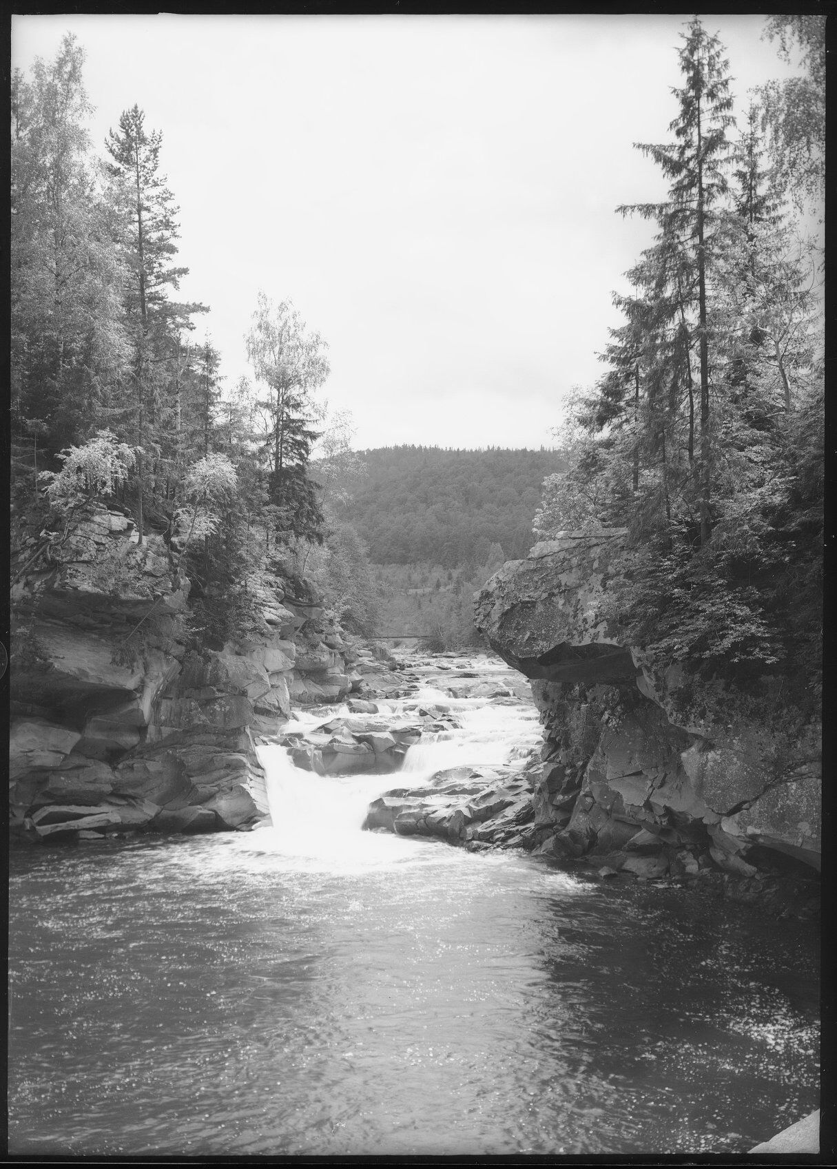 Річку Прут показали на старих чорно-білих фото