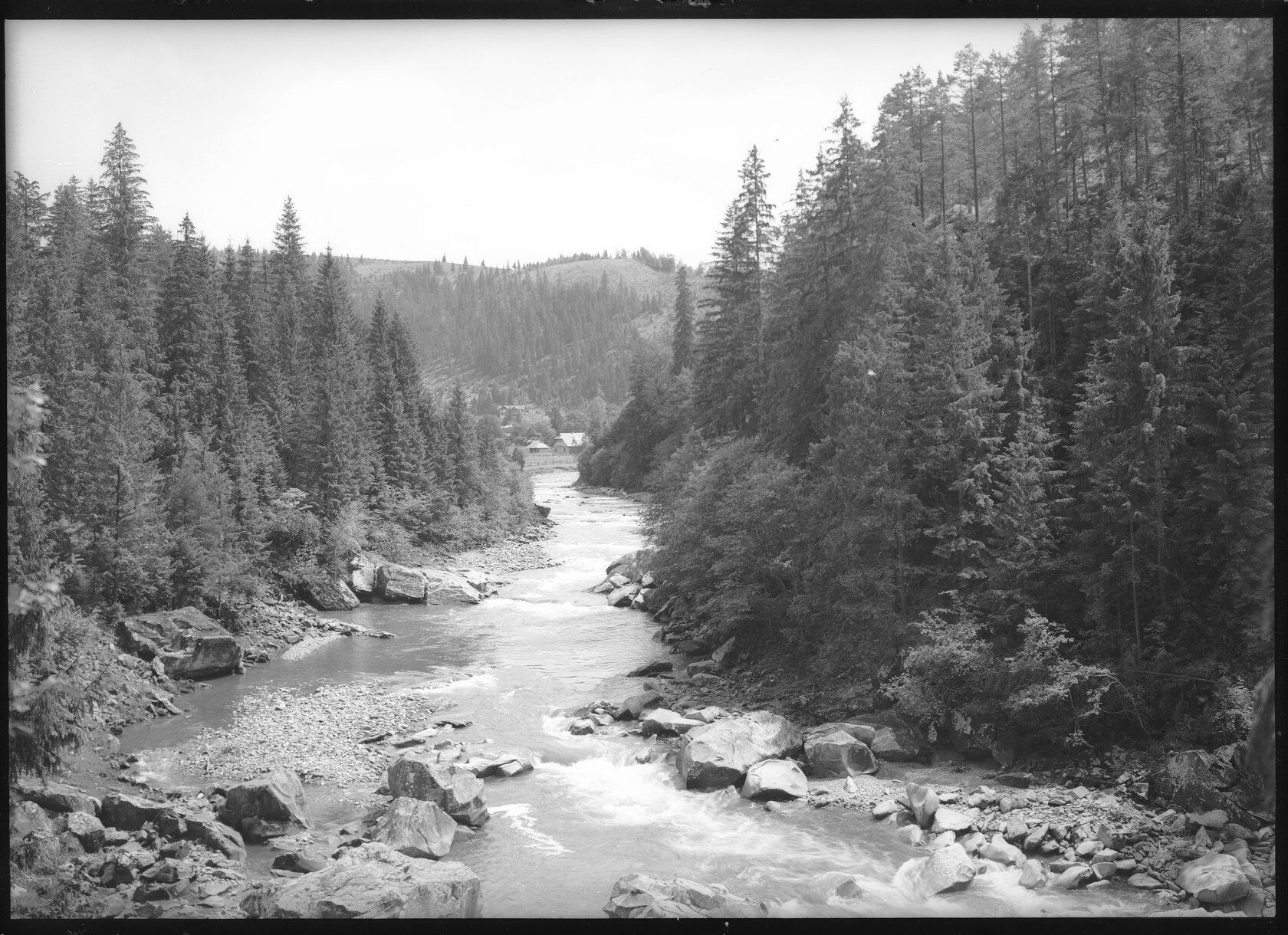 Річку Прут показали на старих чорно-білих фото