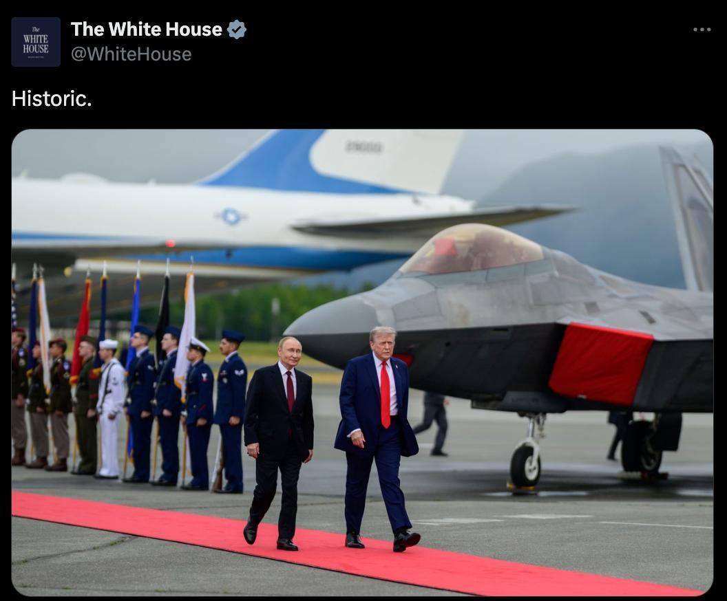 Путін когось кликав і нервово посміхався: з'явилися перші кадри зустрічі на Алясці. Відео