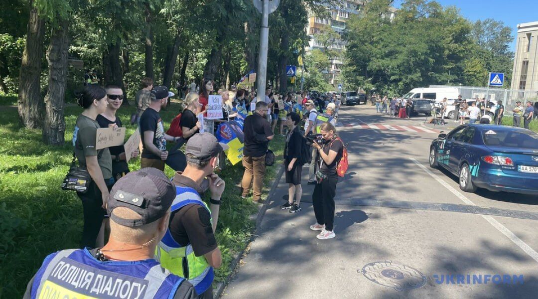 "Ничего об Украине без Украины": в Киеве возле посольства США на митинг пришли семьи военнопленных украинцев. Фото и видео