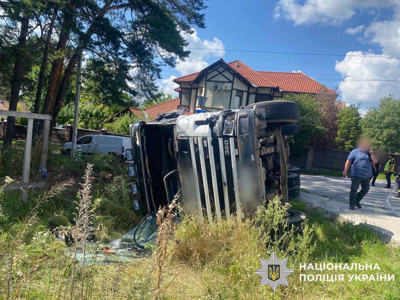Під Києвом унаслідок зіткнення з позашляховиком Mercedes перекинулась вантажівка: є постраждалий. Фото