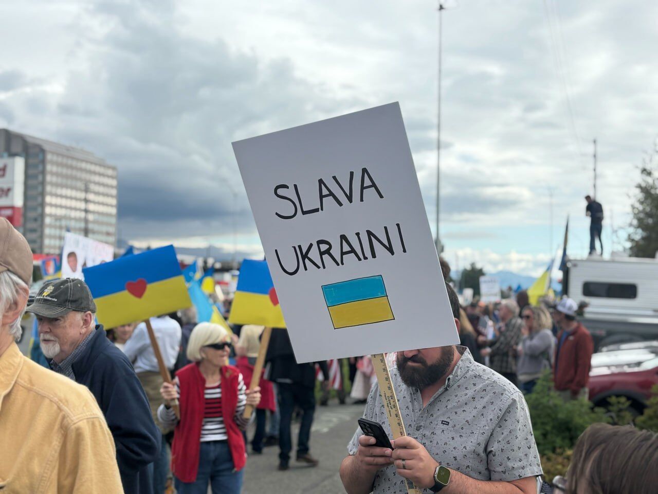 Аляска готовится встречать Путина: в Анкоридже накануне саммита состоялся проукраинский митинг. Фото и видео