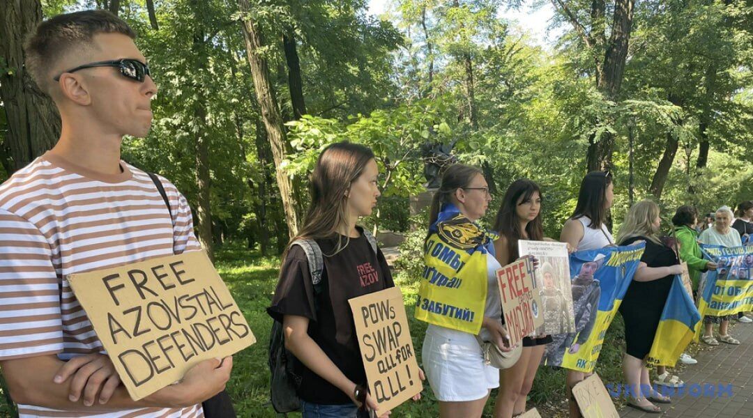 "Ничего об Украине без Украины": в Киеве возле посольства США на митинг пришли семьи военнопленных украинцев. Фото и видео