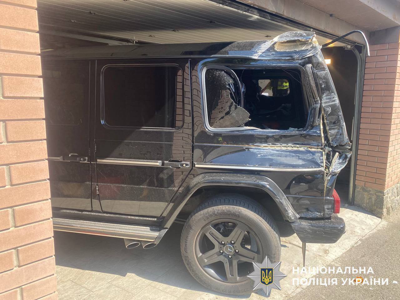 Під Києвом унаслідок зіткнення з позашляховиком Mercedes перекинулась вантажівка: є постраждалий. Фото