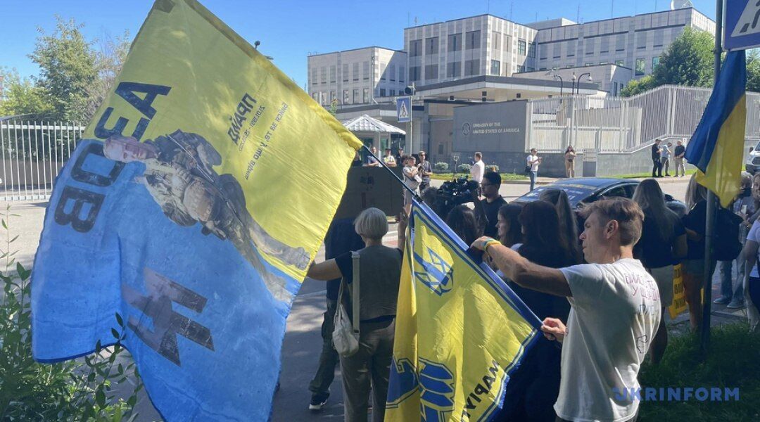 "Ничего об Украине без Украины": в Киеве возле посольства США на митинг пришли семьи военнопленных украинцев. Фото и видео