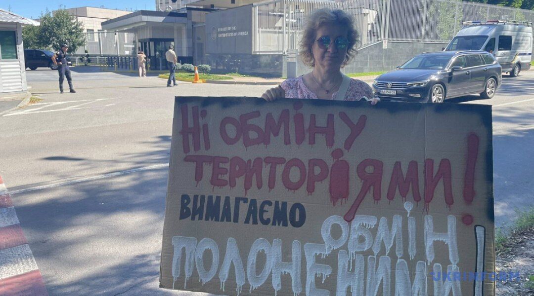 "Ничего об Украине без Украины": в Киеве возле посольства США на митинг пришли семьи военнопленных украинцев. Фото и видео