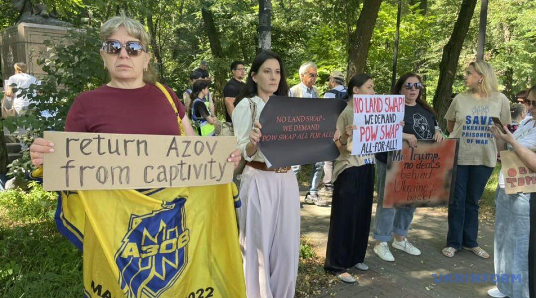 "Ничего об Украине без Украины": в Киеве возле посольства США на митинг пришли семьи военнопленных украинцев. Фото и видео