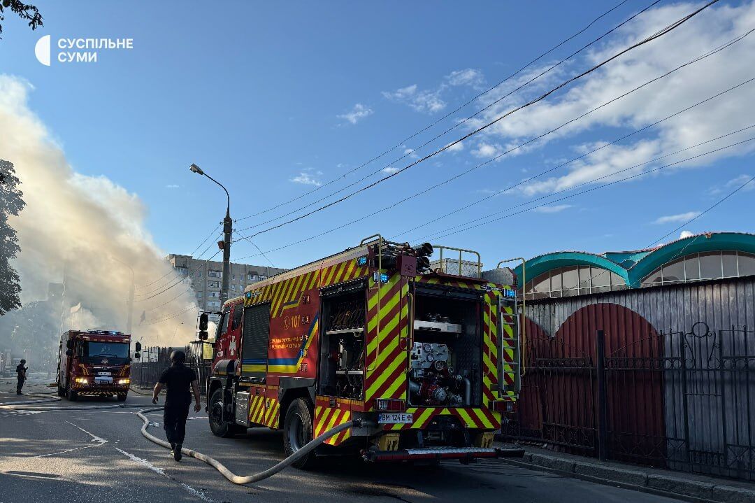 Враг атаковал дроном центр Сум, повреждены рынок и офисы. Фото и видео