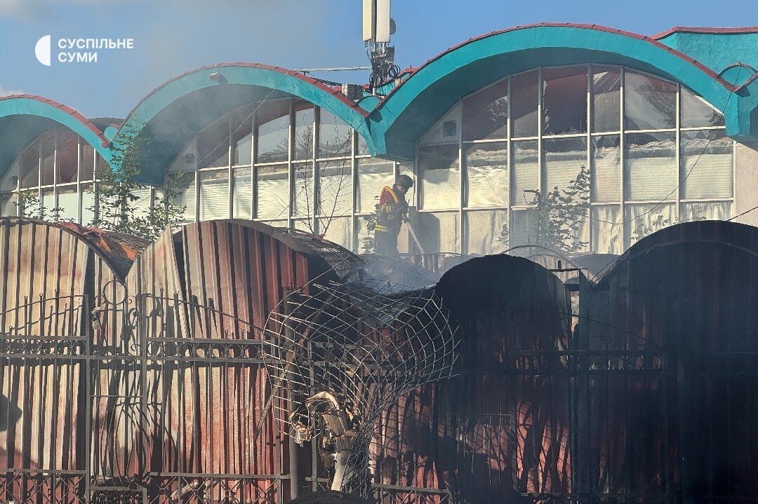 Враг атаковал дроном центр Сум, повреждены рынок и офисы. Фото и видео