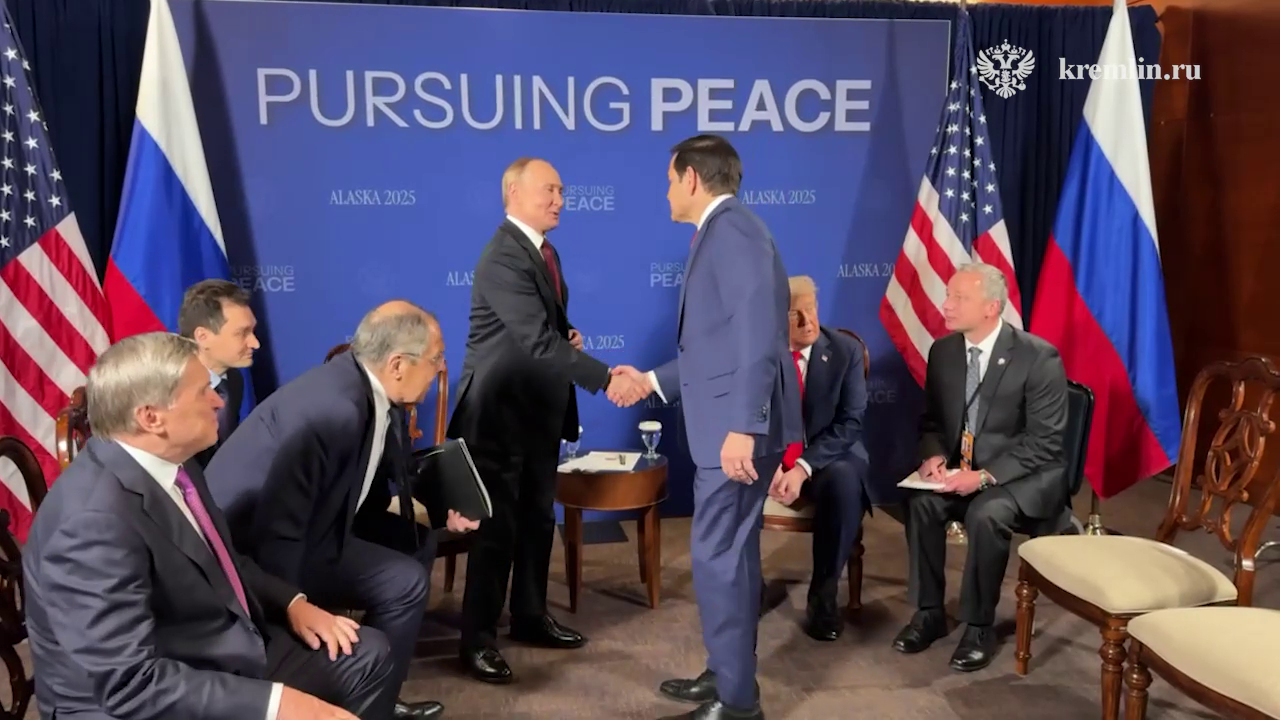 Путін когось кликав і нервово посміхався: з'явилися перші кадри зустрічі на Алясці. Відео