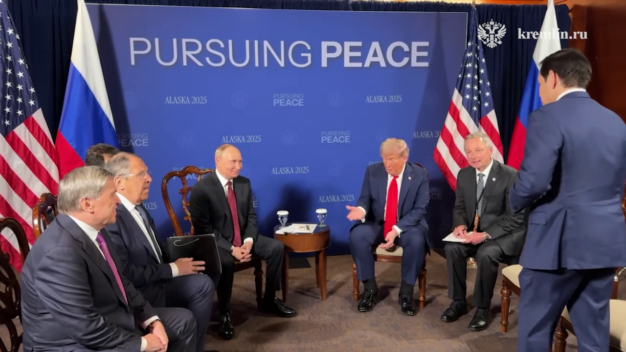 Путін когось кликав і нервово посміхався: з'явилися перші кадри зустрічі на Алясці. Відео