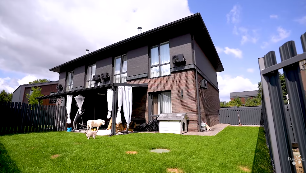 Два поверхи, затишне подвірʼя та коти на привʼязі: Женя Кот і Наталія Татарінцева провели тур по своєму будинку за 62 тисячі грн на місяць. Фото