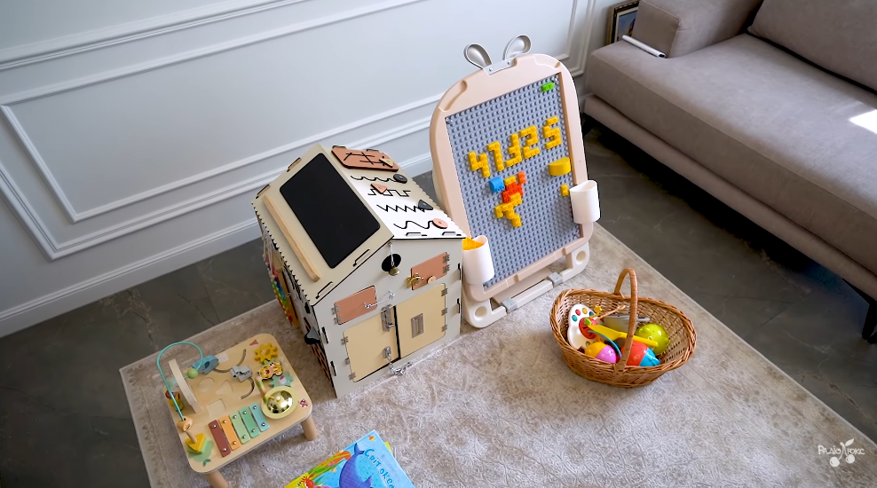 Два поверхи, затишне подвірʼя та коти на привʼязі: Женя Кот і Наталія Татарінцева провели тур по своєму будинку за 62 тисячі грн на місяць. Фото