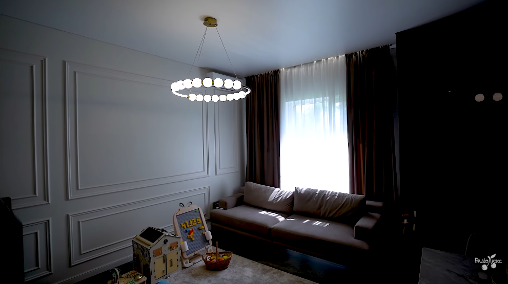 Два поверхи, затишне подвірʼя та коти на привʼязі: Женя Кот і Наталія Татарінцева провели тур по своєму будинку за 62 тисячі грн на місяць. Фото