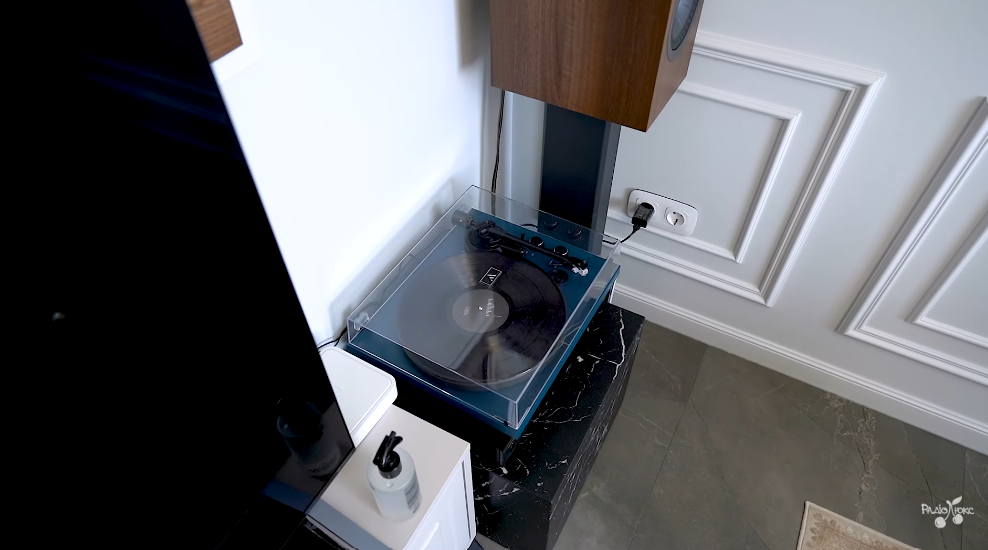 Два поверхи, затишне подвірʼя та коти на привʼязі: Женя Кот і Наталія Татарінцева провели тур по своєму будинку за 62 тисячі грн на місяць. Фото