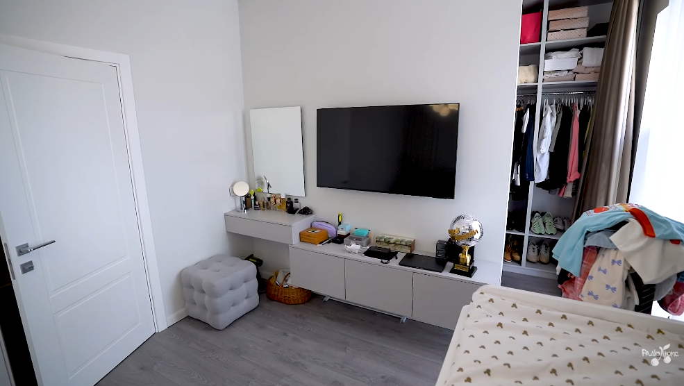 Два поверхи, затишне подвірʼя та коти на привʼязі: Женя Кот і Наталія Татарінцева провели тур по своєму будинку за 62 тисячі грн на місяць. Фото