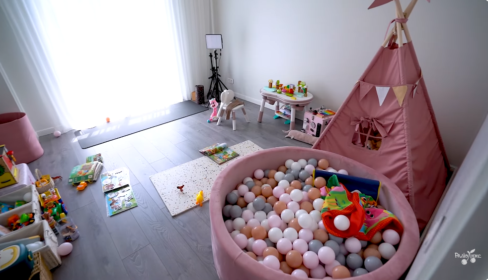 Два поверхи, затишне подвірʼя та коти на привʼязі: Женя Кот і Наталія Татарінцева провели тур по своєму будинку за 62 тисячі грн на місяць. Фото