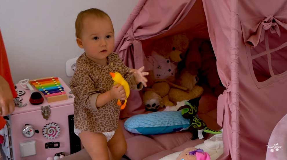 Два поверхи, затишне подвірʼя та коти на привʼязі: Женя Кот і Наталія Татарінцева провели тур по своєму будинку за 62 тисячі грн на місяць. Фото