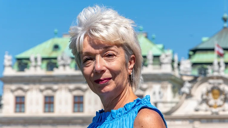 Які зачіски зроблять образ легшим: варіанти 70+