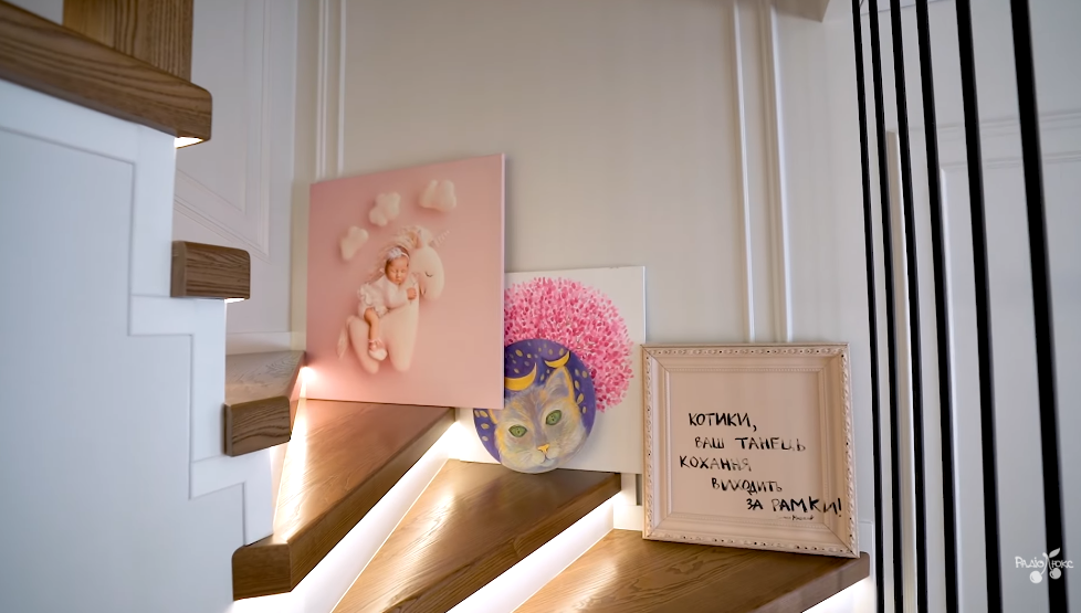 Два поверхи, затишне подвірʼя та коти на привʼязі: Женя Кот і Наталія Татарінцева провели тур по своєму будинку за 62 тисячі грн на місяць. Фото