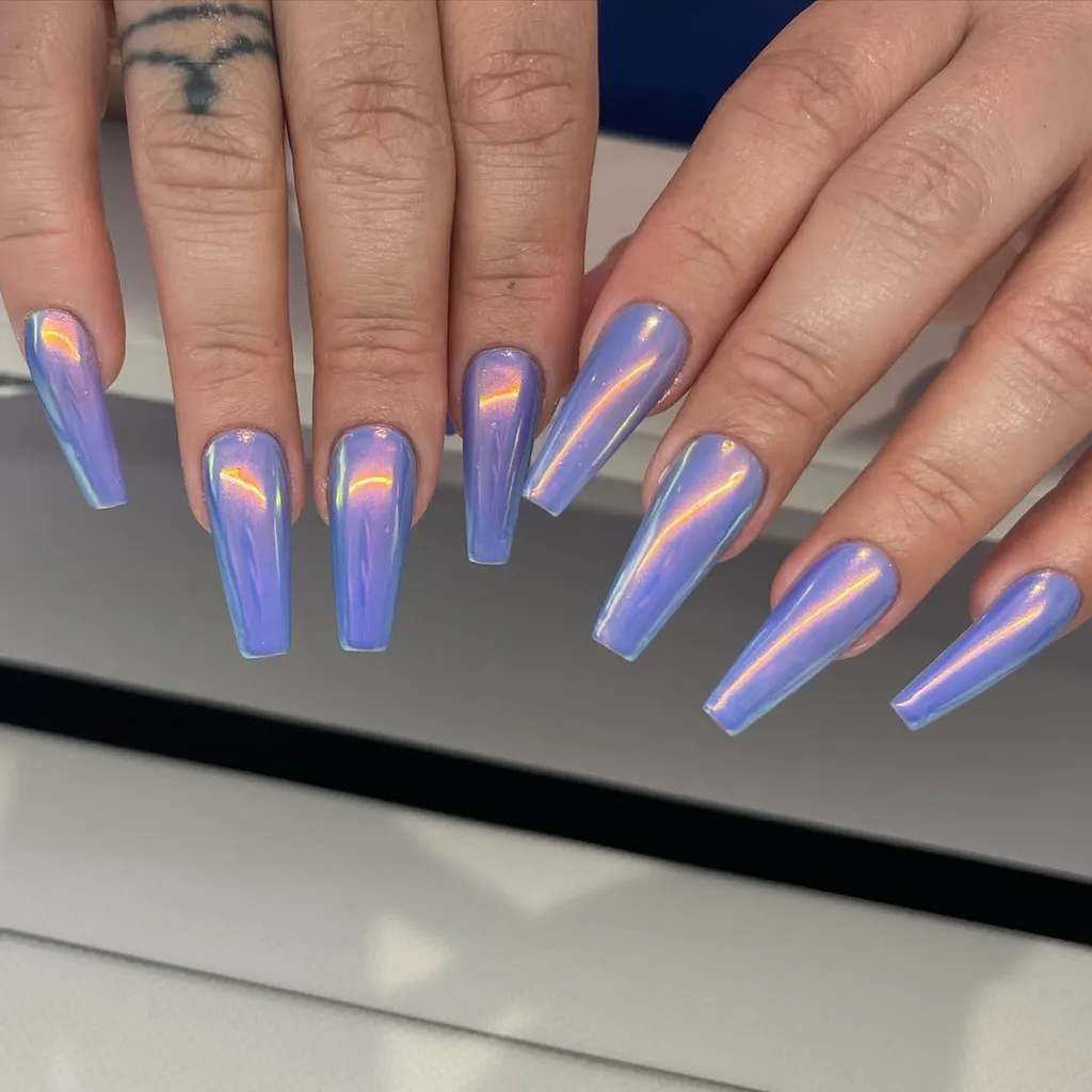 Ногти формы "кофин" снова в тренде: какой дизайн подобрать