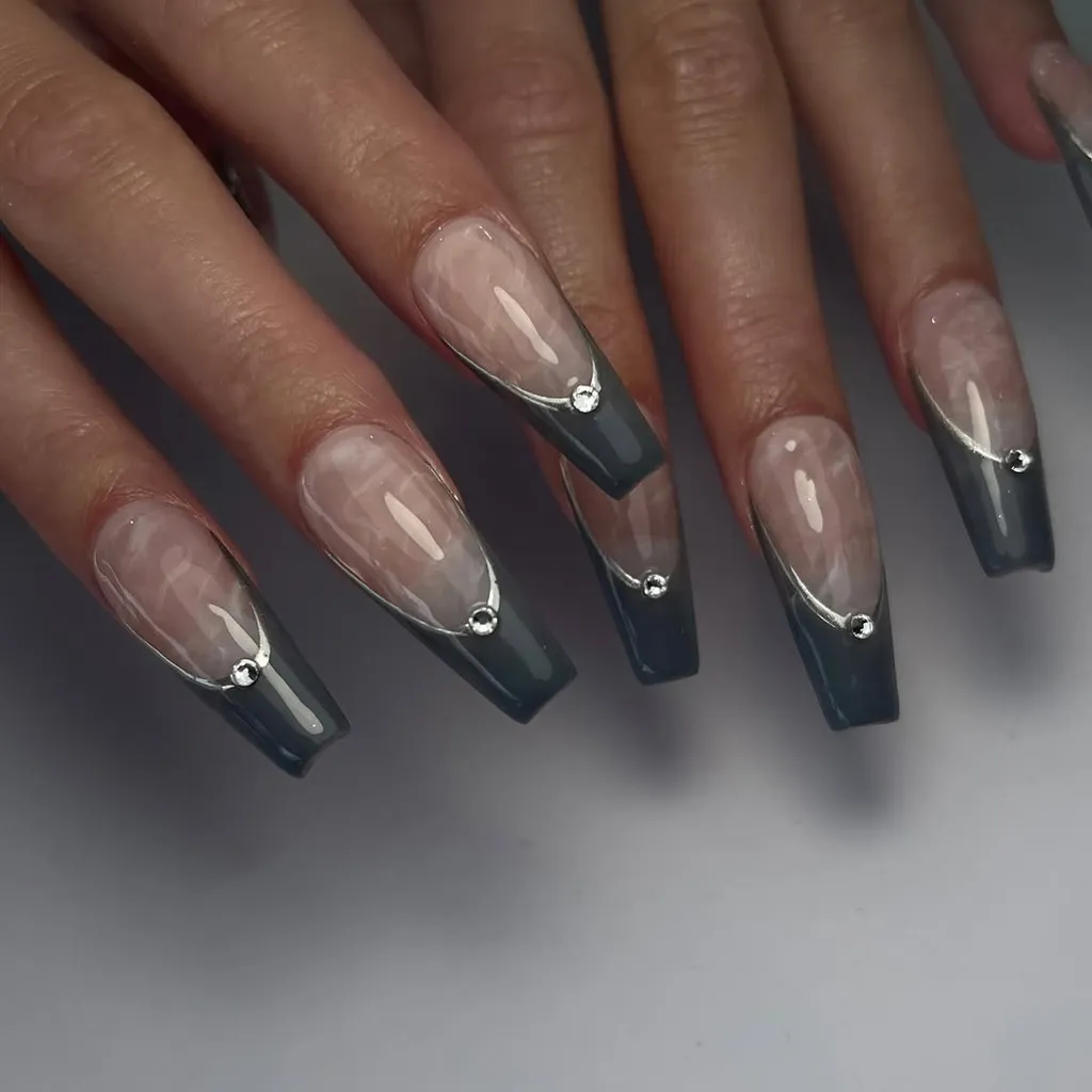 Ногти формы "кофин" снова в тренде: какой дизайн подобрать