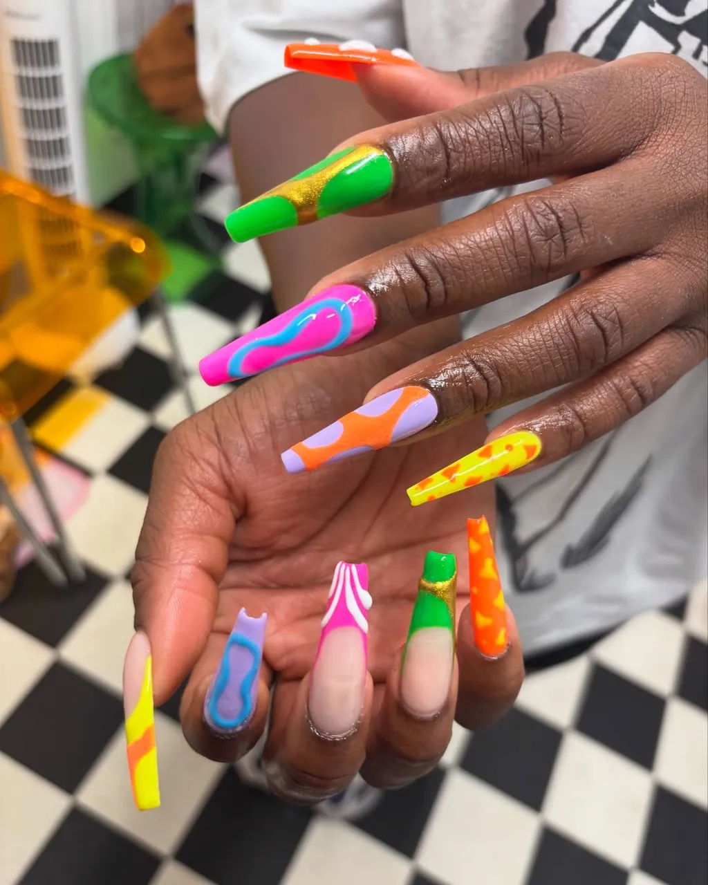 Ногти формы "кофин" снова в тренде: какой дизайн подобрать