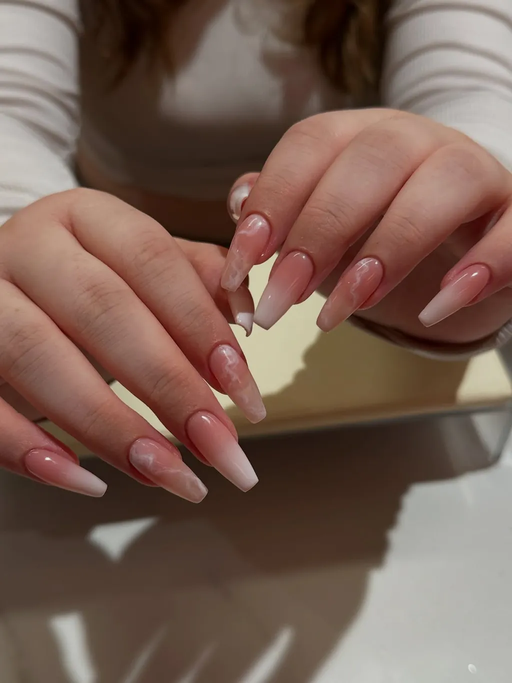 Ногти формы "кофин" снова в тренде: какой дизайн подобрать