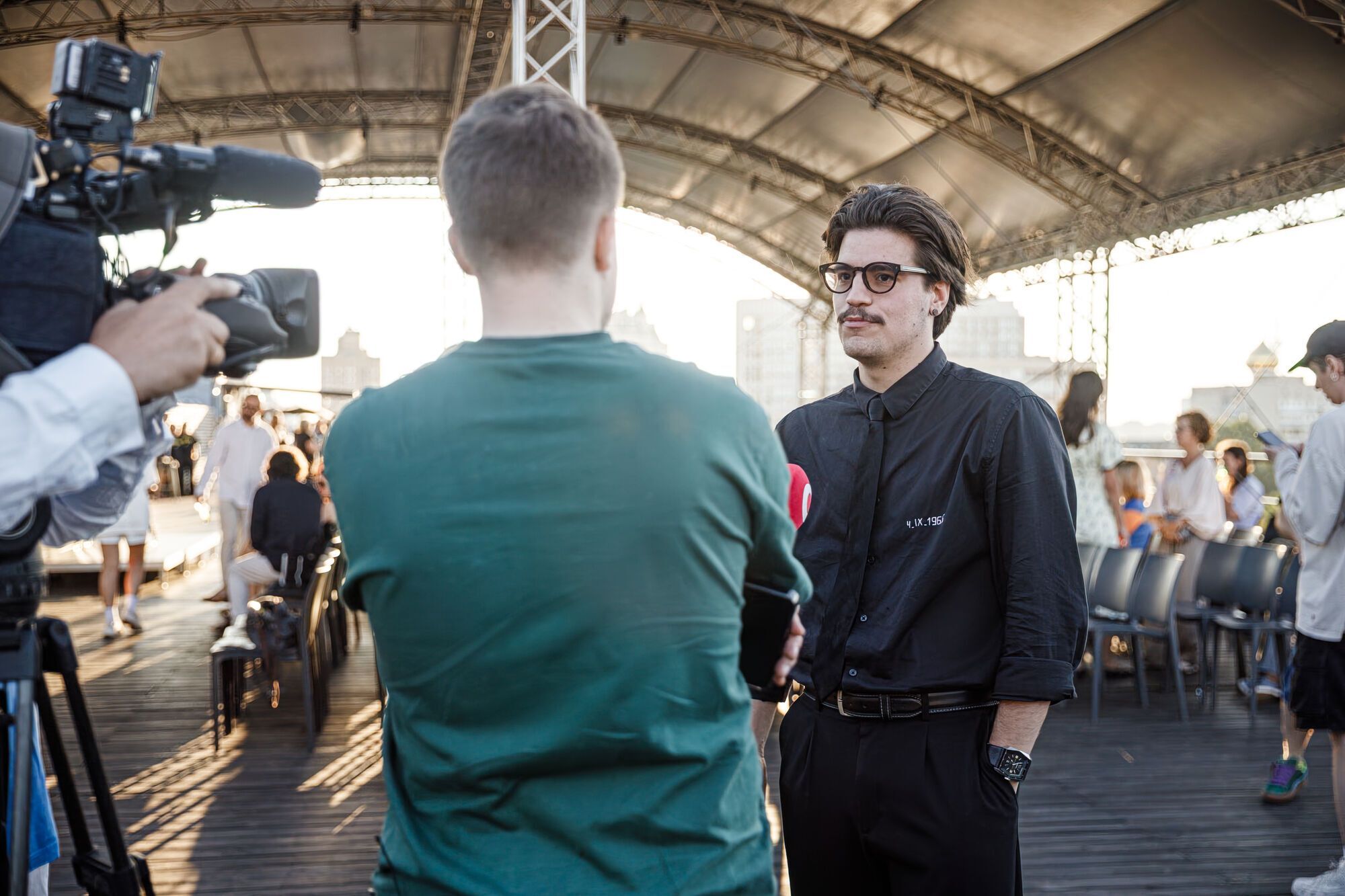 Маричка Падалко случайно встретила подругу юности, а Анатолий Анатолич "засветился" в гипсе. Как прошла премьера нового альбома МУР