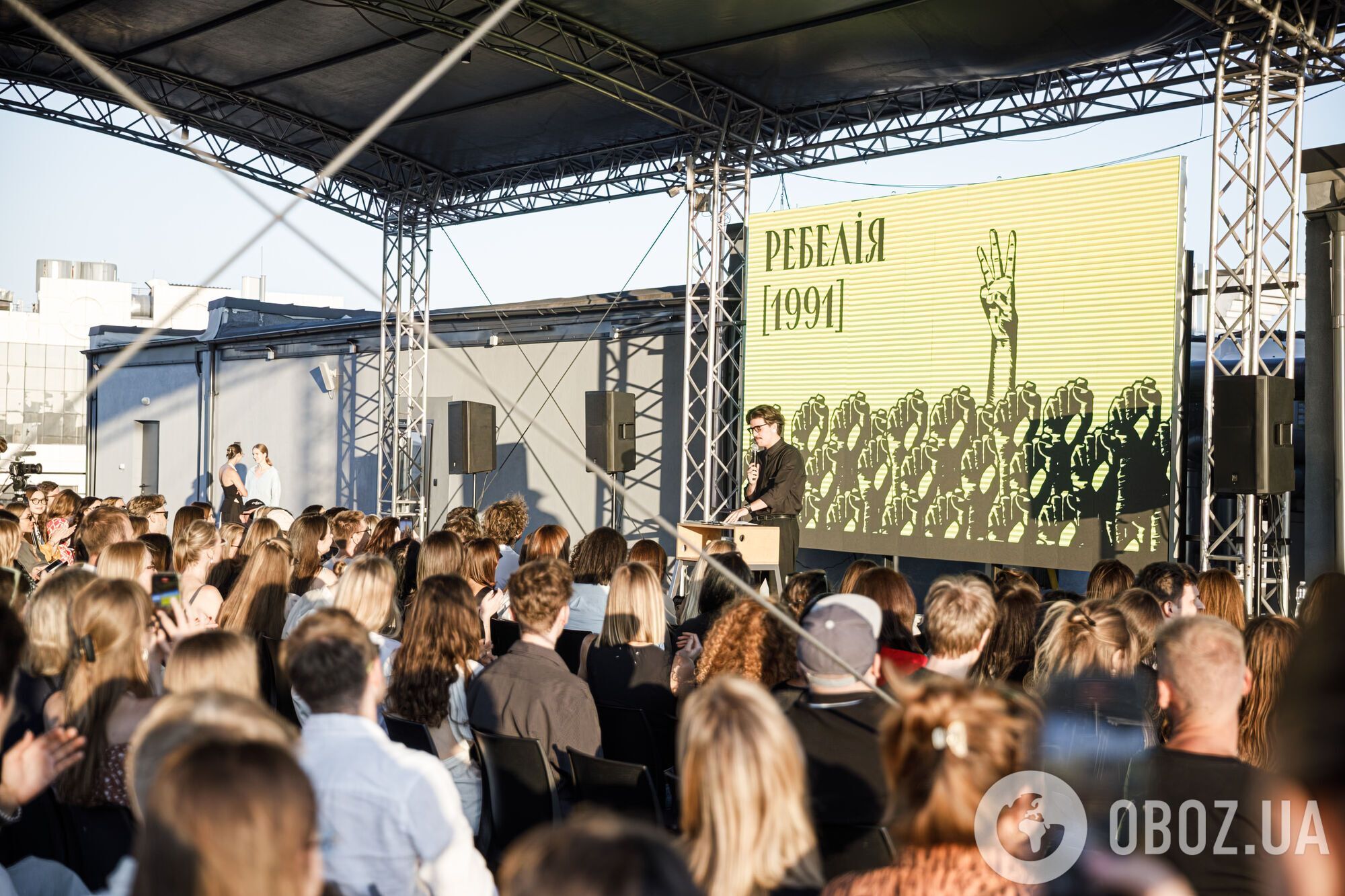 Маричка Падалко случайно встретила подругу юности, а Анатолий Анатолич "засветился" в гипсе. Как прошла премьера нового альбома МУР