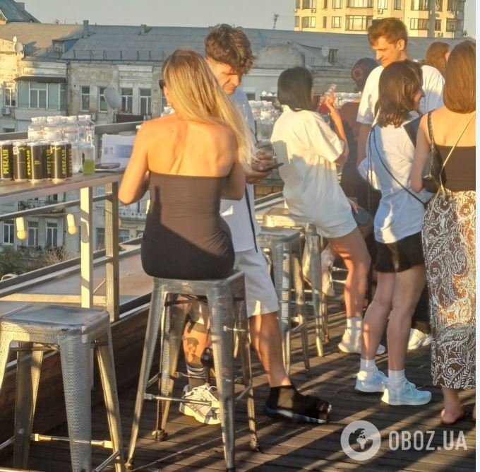 Маричка Падалко случайно встретила подругу юности, а Анатолий Анатолич "засветился" в гипсе. Как прошла премьера нового альбома МУР