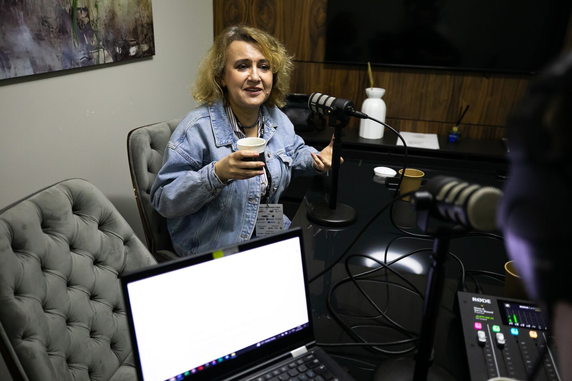 Оксана Забужко кардинально сменила прическу: украинскую писательницу не узнать. Фото