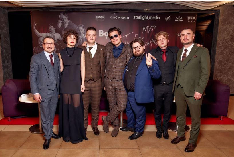 Маричка Падалко случайно встретила подругу юности, а Анатолий Анатолич "засветился" в гипсе. Как прошла премьера нового альбома МУР