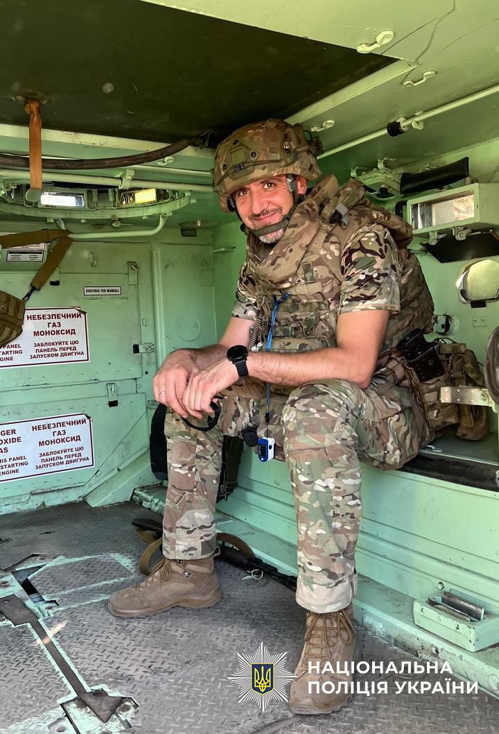 На фронті поліцейський-медик з Києва під обстрілом врятував чотирьох поранених побратимів. Фото та відео