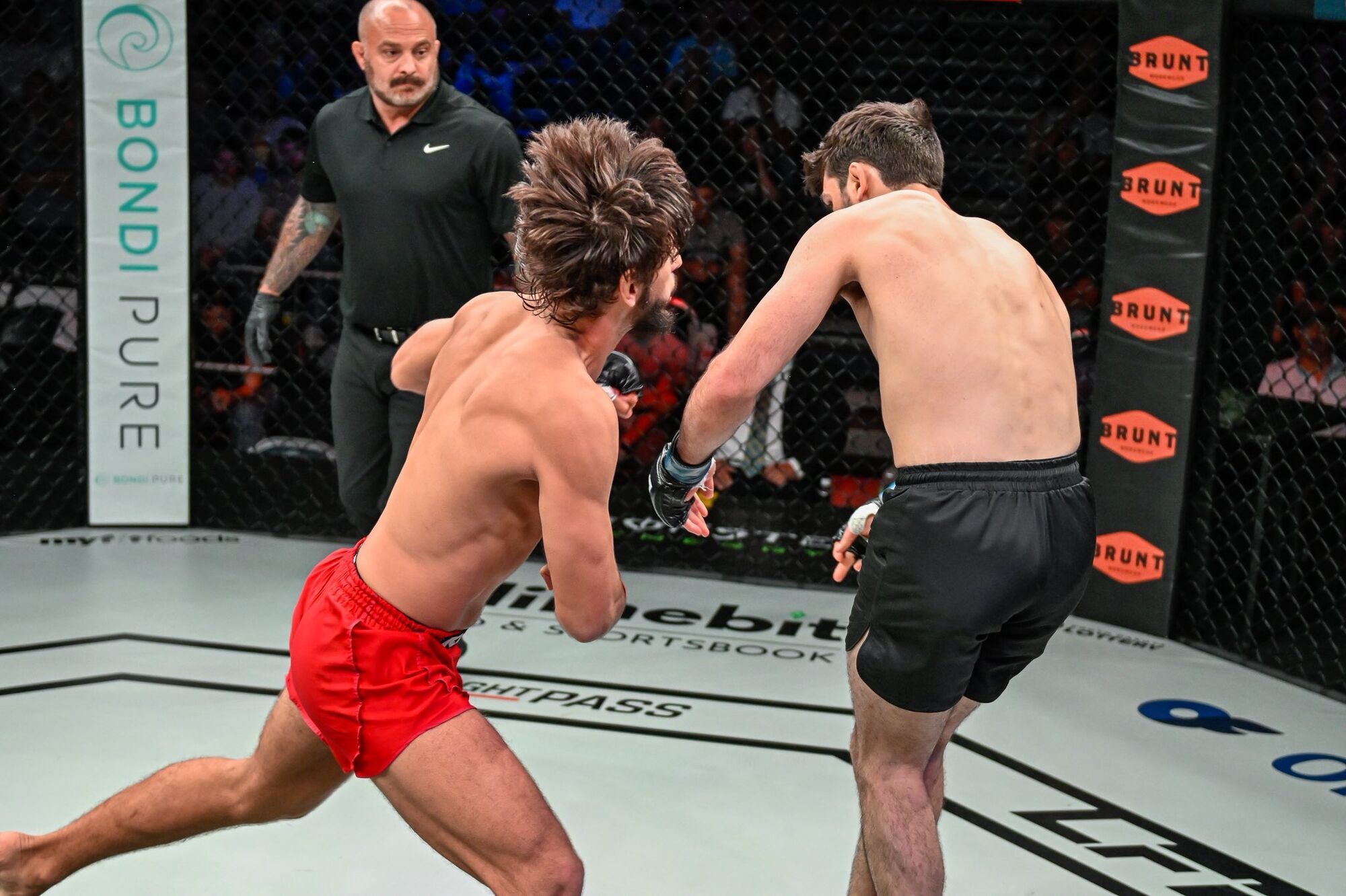 Бойфренд знаменитої української тенісистки нокаутом за 63 секунди став у США чемпіоном із ММА. Одеситка піднялася до нього в ринг після перемоги. Відео