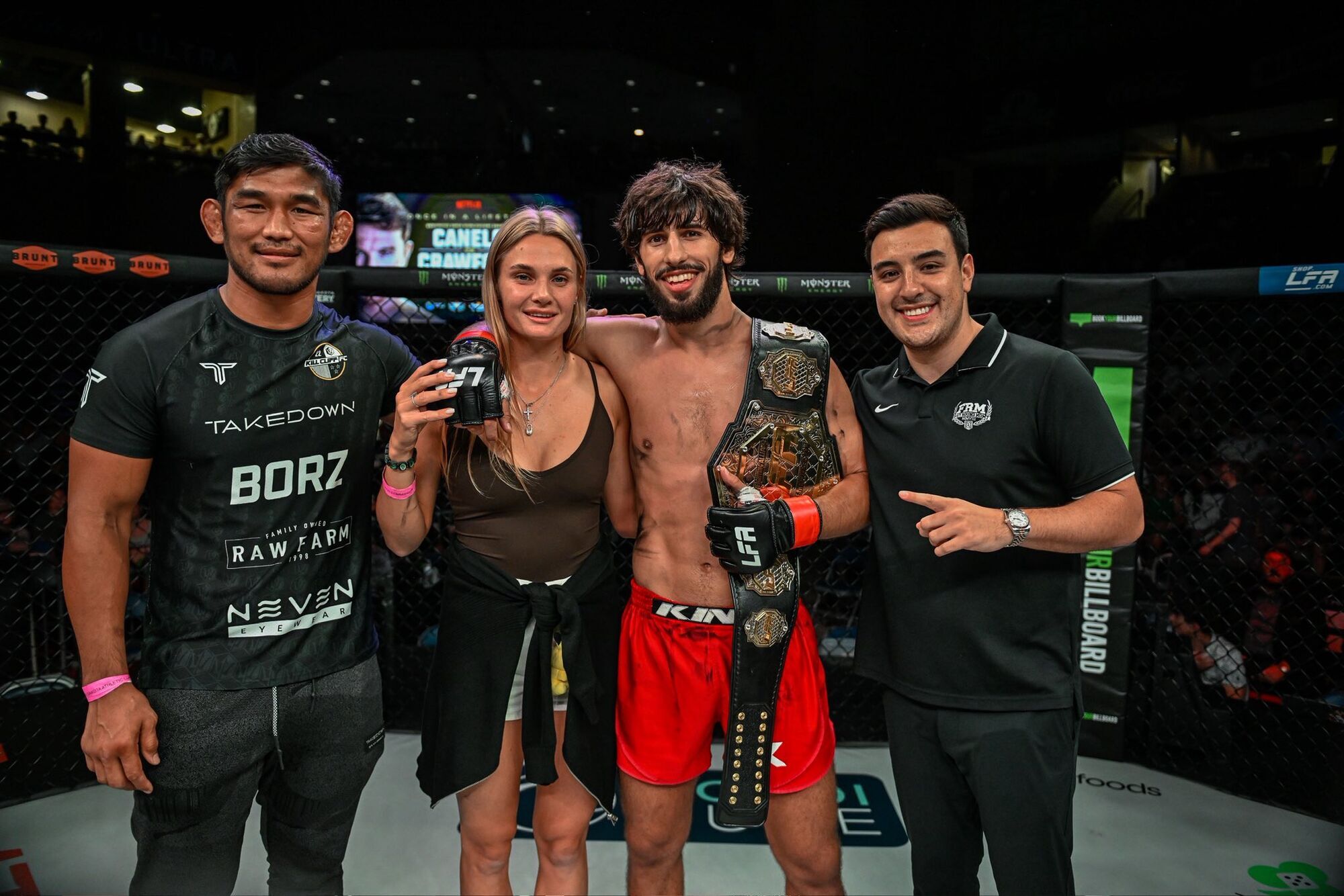 Бойфренд знаменитої української тенісистки нокаутом за 63 секунди став у США чемпіоном із ММА. Одеситка піднялася до нього в ринг після перемоги. Відео